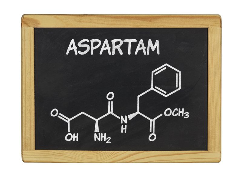 Die Molekülstruktur von Aspartam als Chemische Formel an der Tafel 